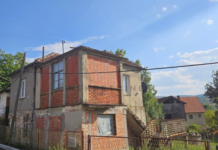 Krivi Vir - seosko domacinstvo,kuca sa ekonomskim objektom na placu od oko 10ari